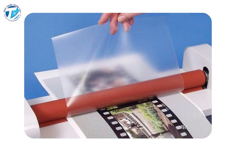 Ép plastic là quá trình phủ một lớp nhựa mỏng trong suốt lên bề mặt tài liệu